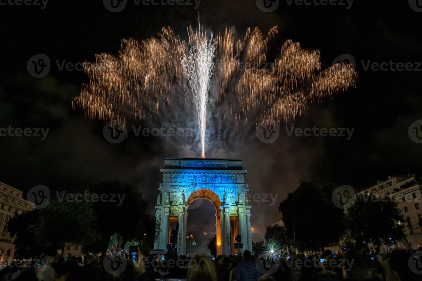 feliz año nuevo y feliz navidad fuegos artificiales en el arco del triunfo foto