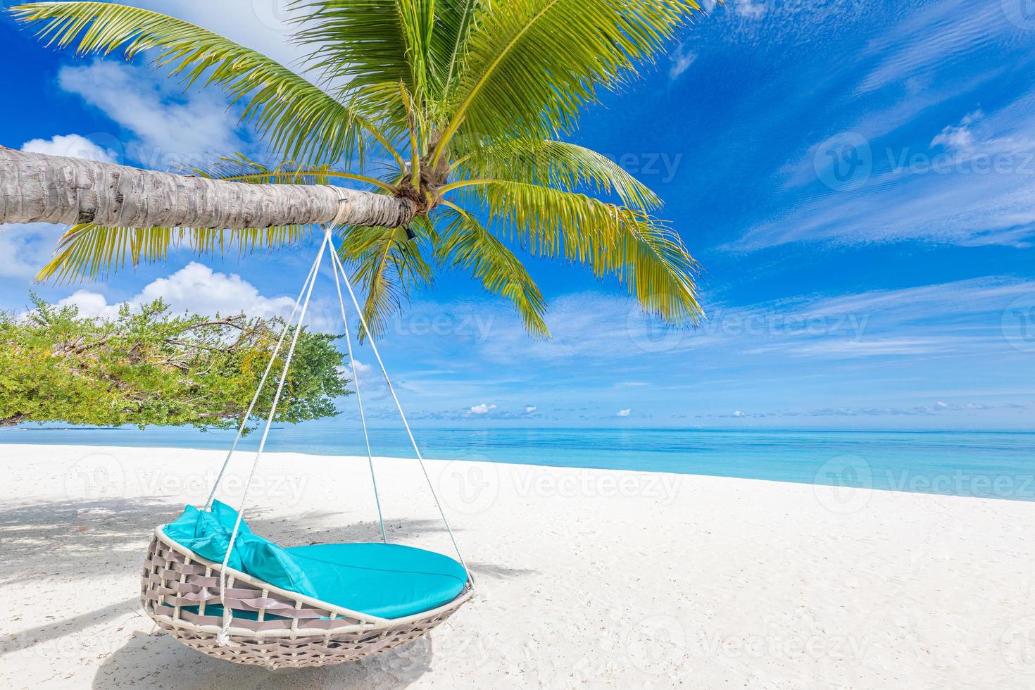 pareja viaje fondo de playa de luna de miel como paisaje de verano con columpio de playa tranquilo o hamaca y arena blanca y mar tranquilo para pancarta de playa. concepto de vacaciones y vacaciones de verano. estilo de vida de ocio foto