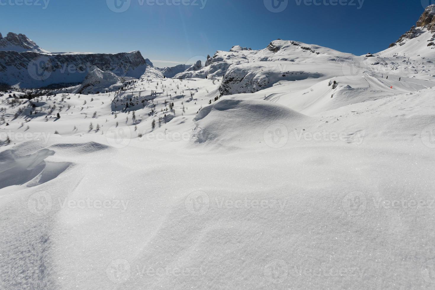 Dolomitas enorme vista panorámica en tiempo de nieve de invierno foto