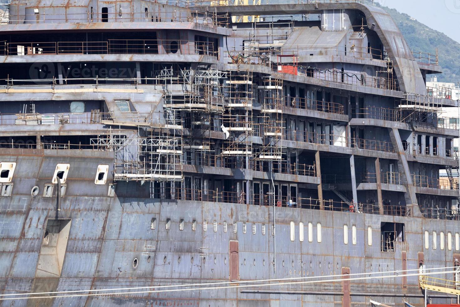 barco en construcción en el puerto foto