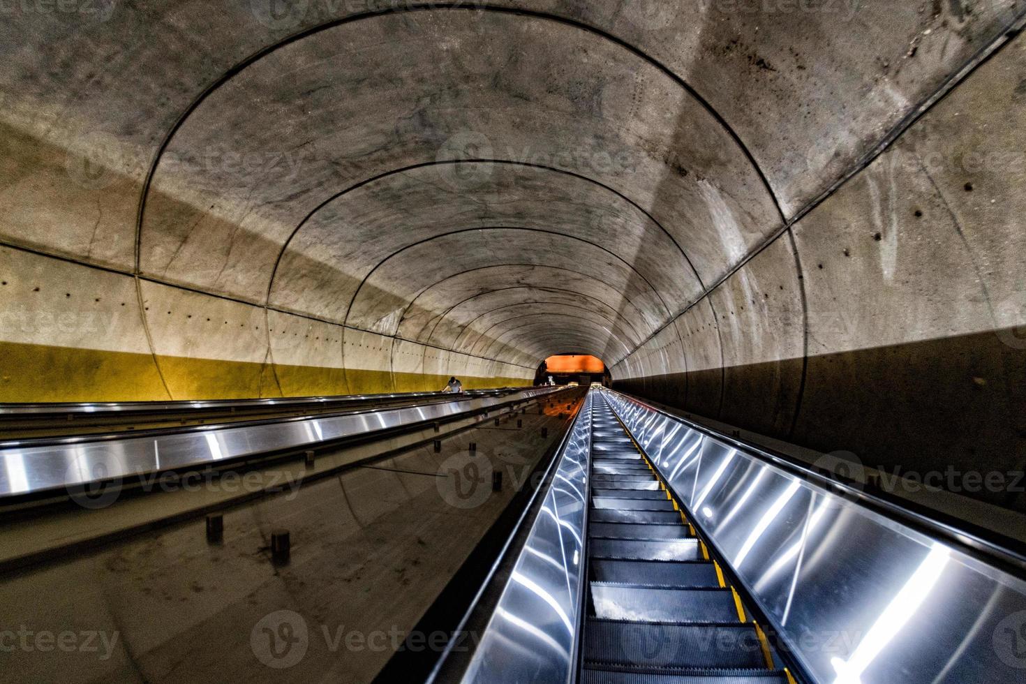 subterráneo metro escalera mecánica en movimiento foto