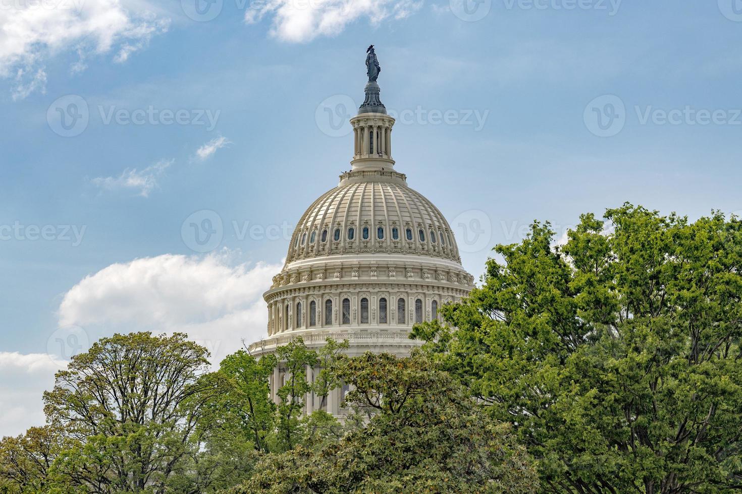 vista del capitolio de washington dc sobre fondo de cielo nublado foto