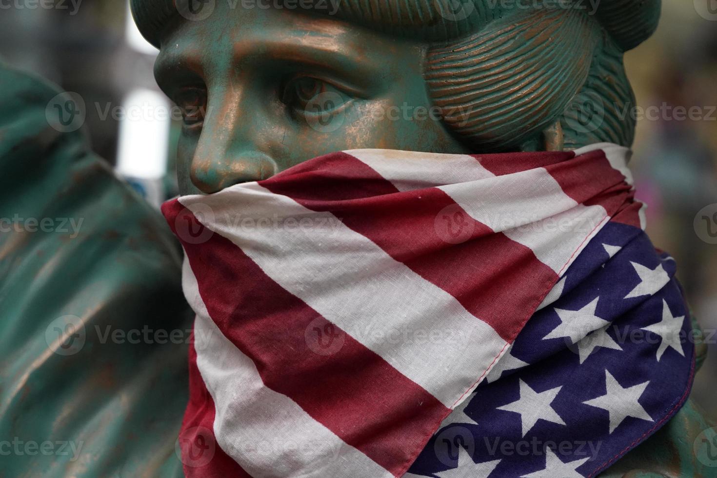 estados unidos bandera enmascarado amordazado estatua de la libertad foto