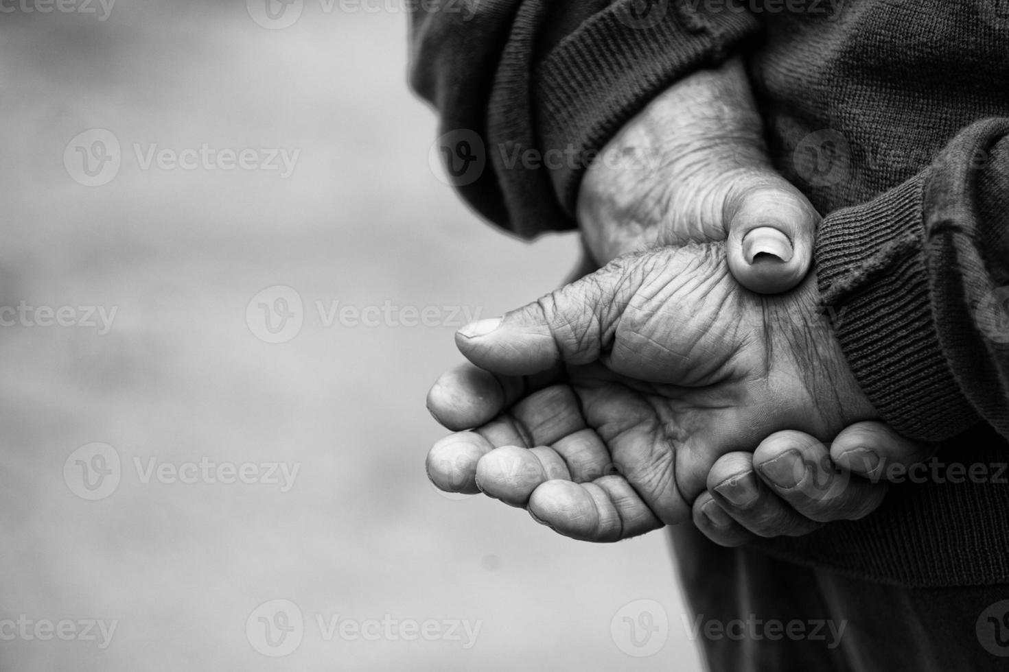 manos de granjero de un anciano que trabajó duro en su vida foto