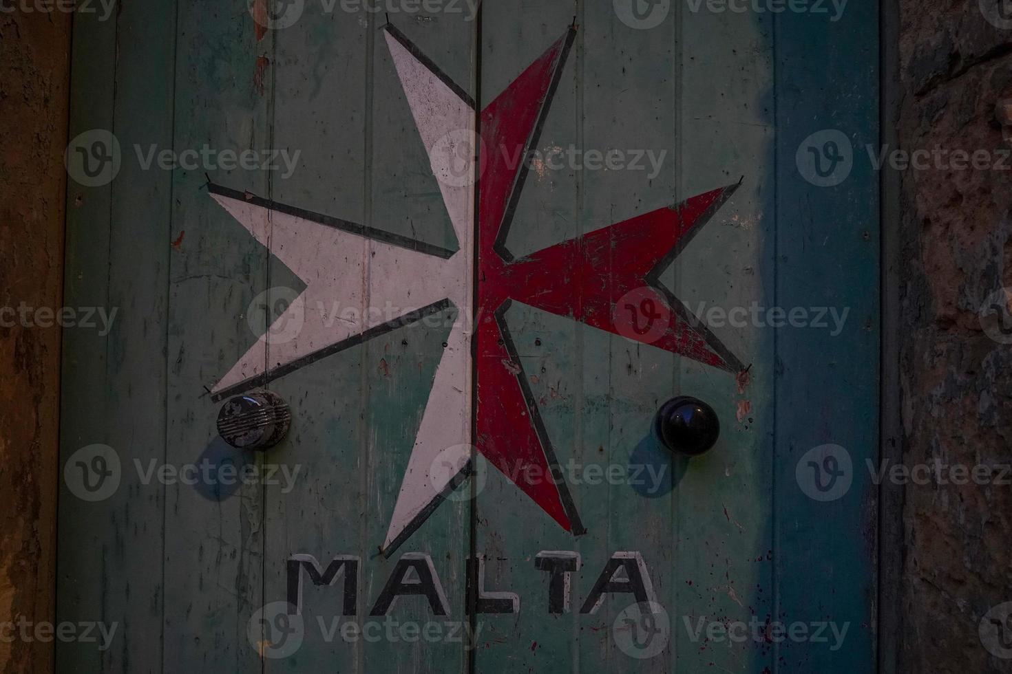 detalle del símbolo de la cruz roja de malta foto