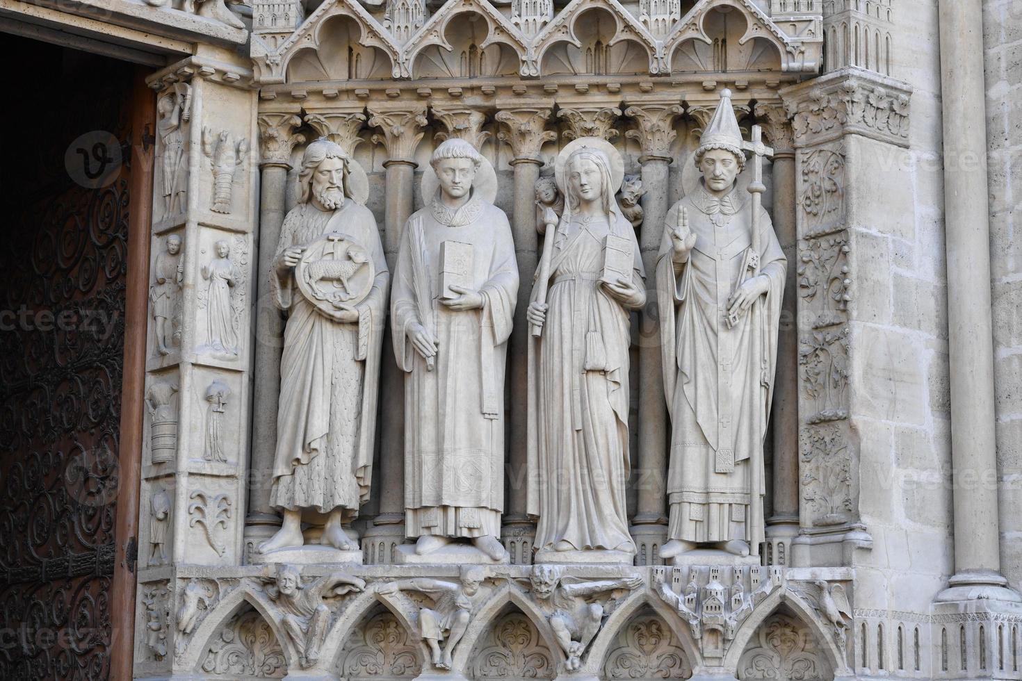 Detalle de la estatua de la fachada de Notre Dame foto