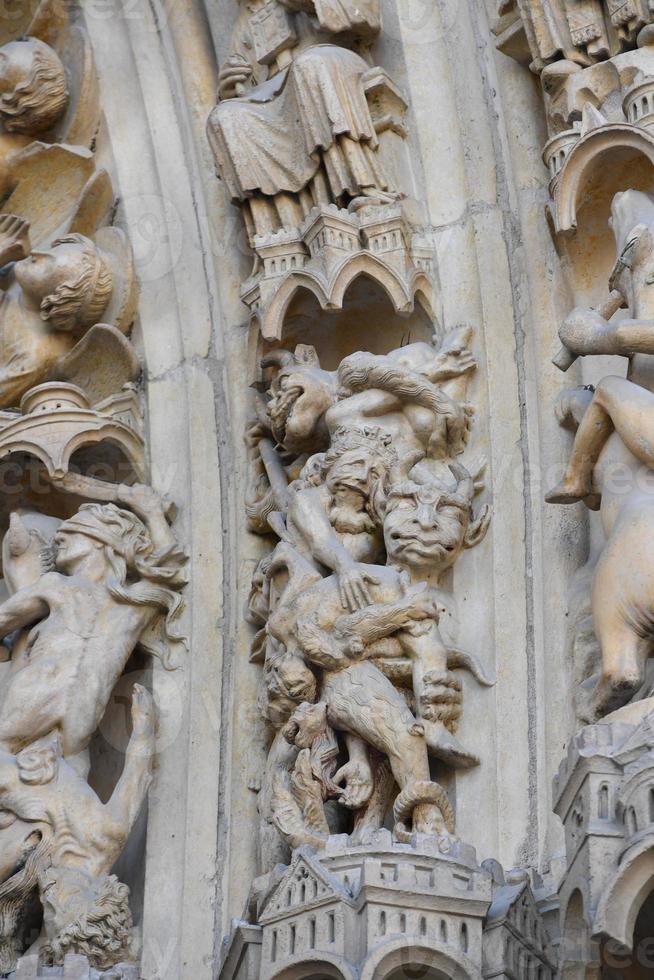 notre dame facade statue detail photo