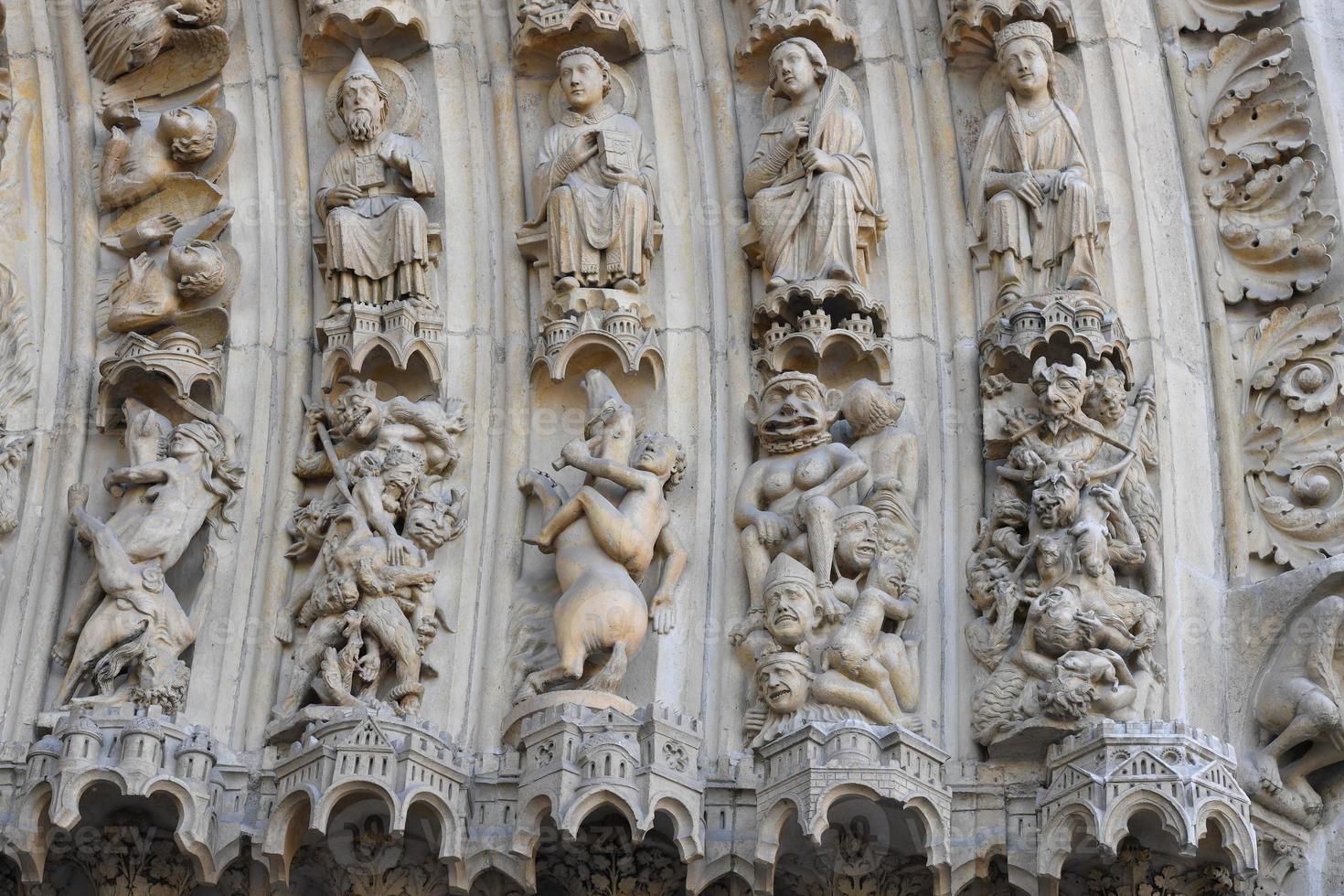 Detalle de la estatua de la fachada de Notre Dame foto