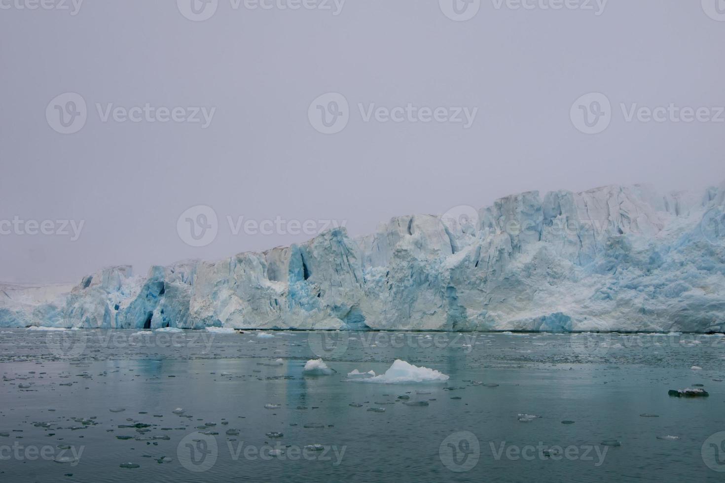 vista del glaciar svalbard spitzbergen con un pequeño iceberg foto