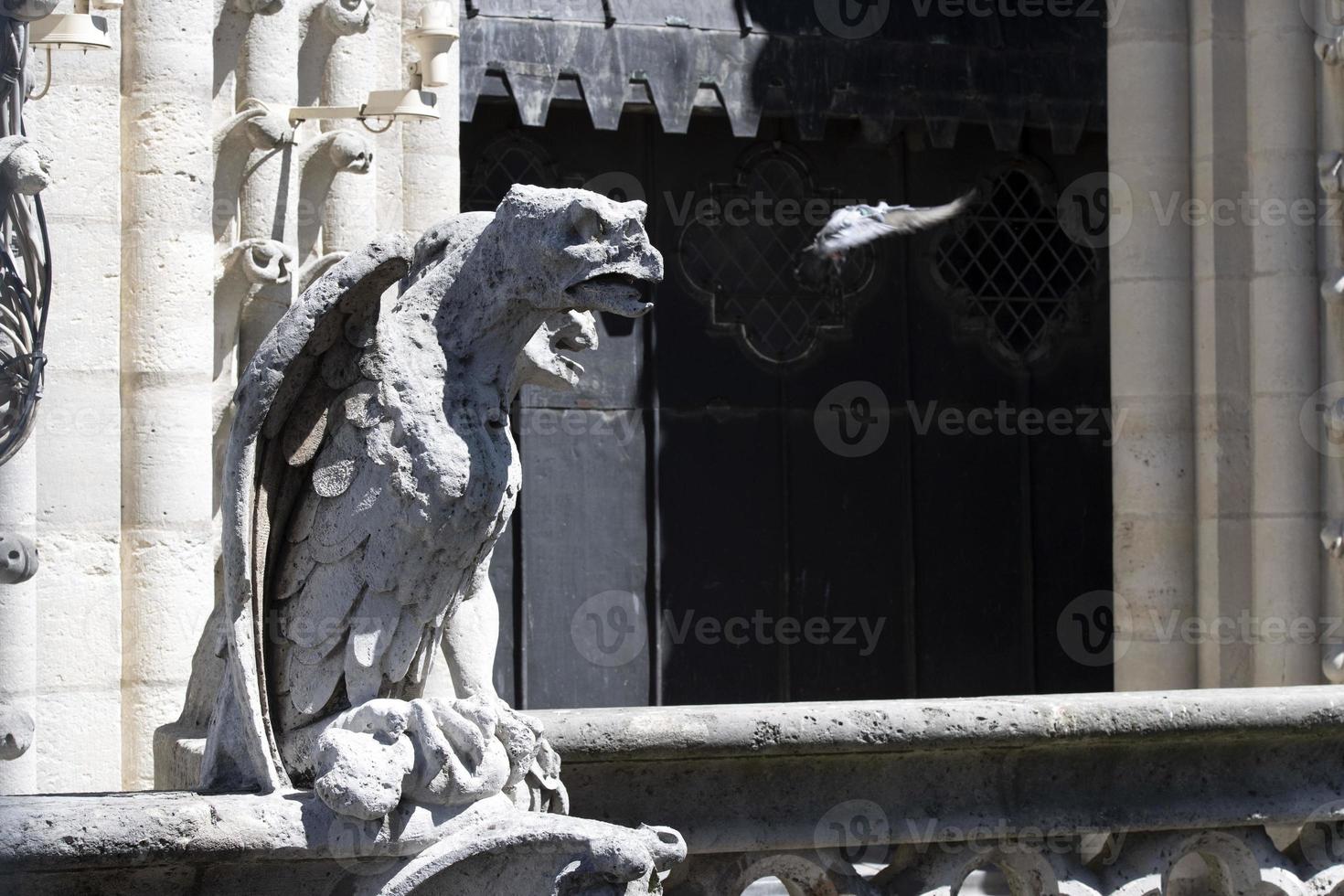 notre dame paris catedral estatua escultura y techo antes del fuego foto