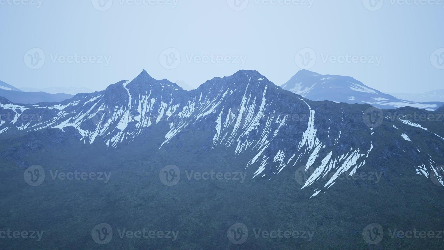 las montañas están escondidas en nubes bajas y niebla foto