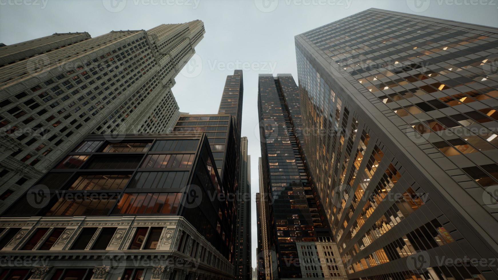 vista inferior del moderno rascacielos en el distrito de negocios foto