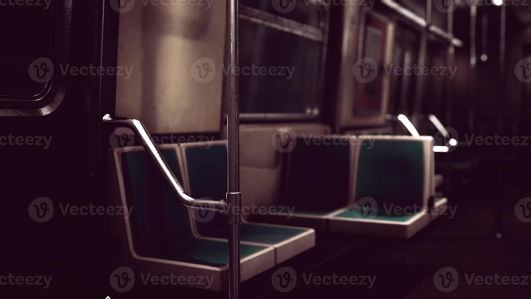 vagón de metro vacío utilizando el sistema de transporte público de la ciudad de nueva york foto