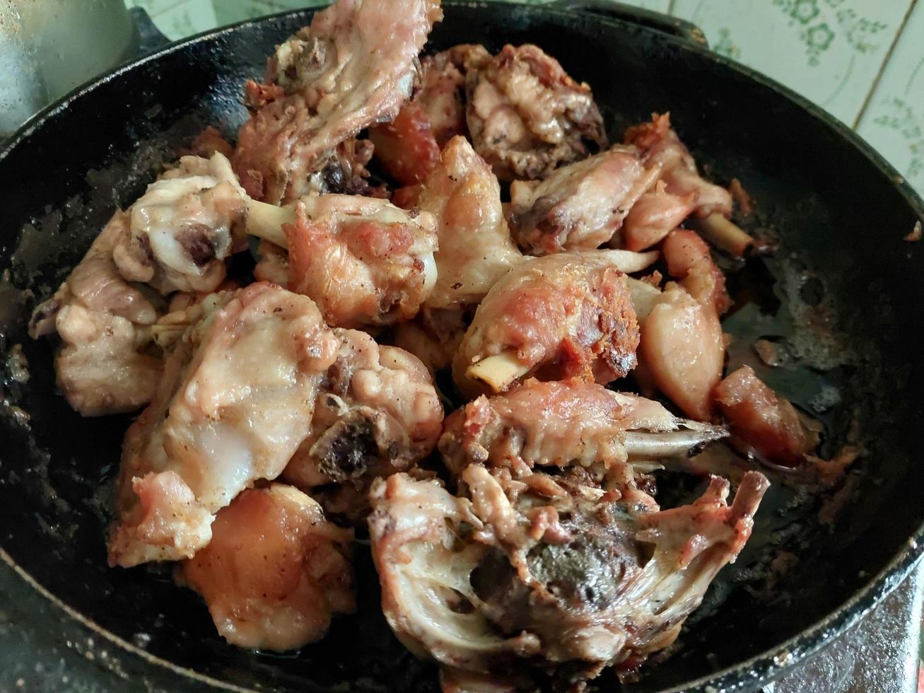 cocinar pollo picado con un hacha en una sartén foto