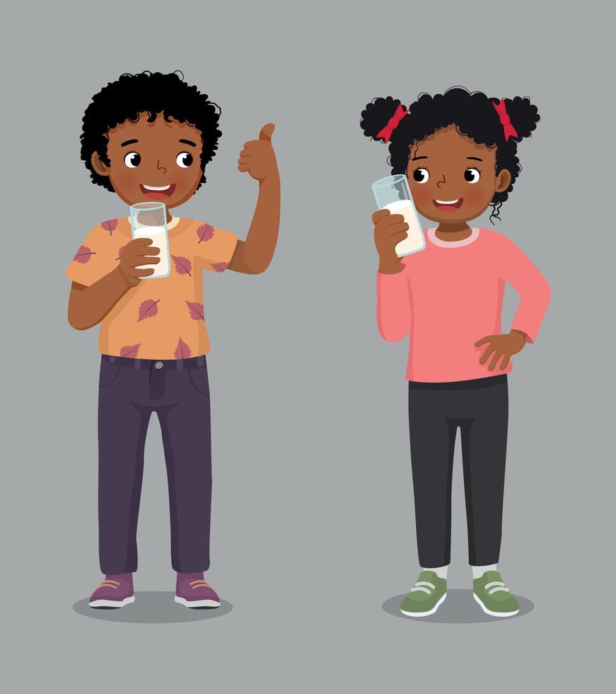 feliz niño y niña africanos sosteniendo un vaso de leche dando gesto de pulgar hacia arriba con expresiones faciales positivas vector