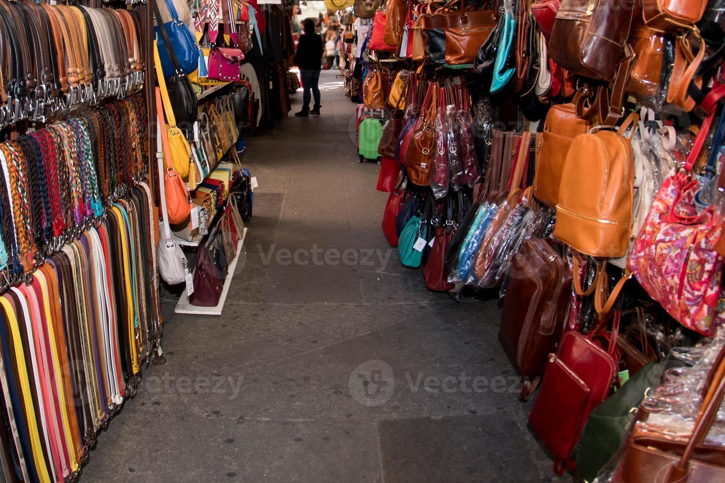 muchos bolsos de mujer de cuero foto