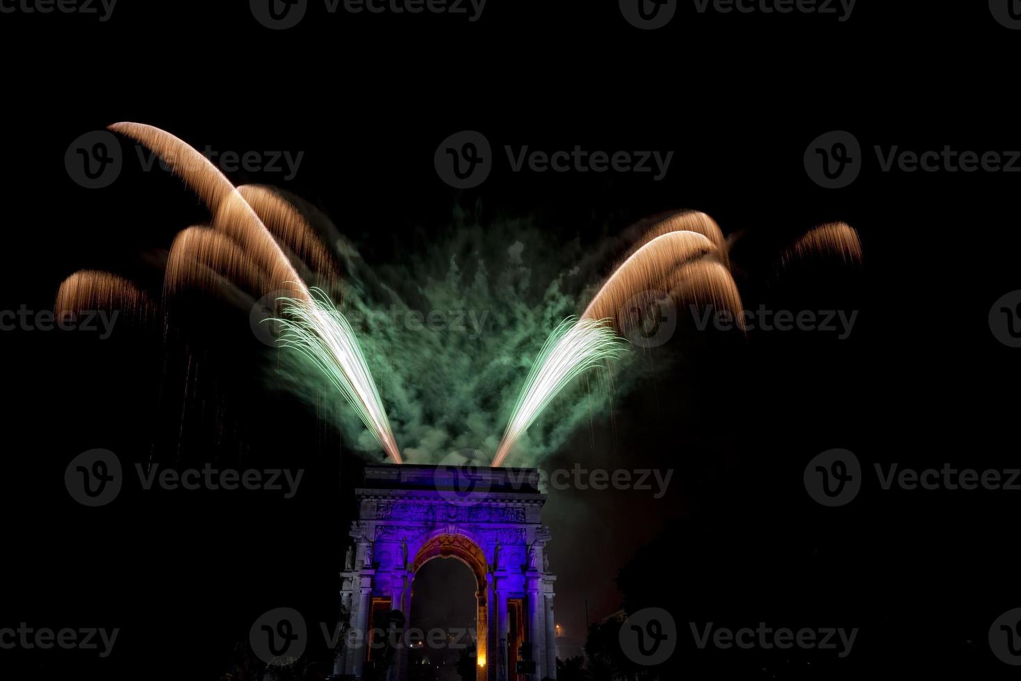 feliz año nuevo y feliz navidad fuegos artificiales en el arco del triunfo foto