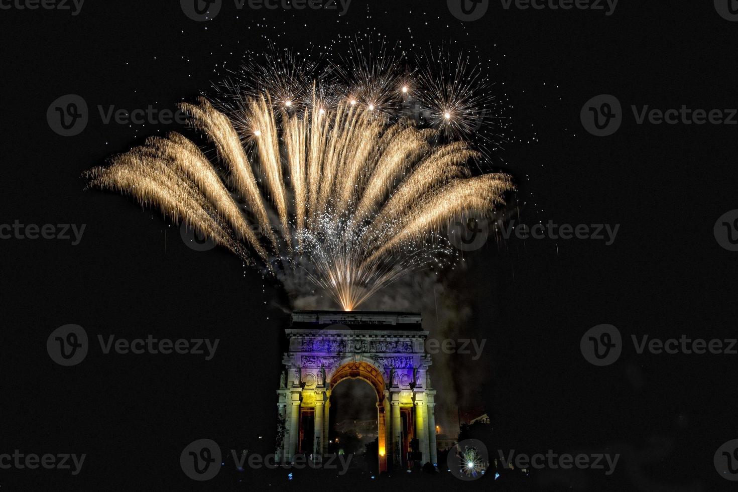 feliz año nuevo y feliz navidad fuegos artificiales en el arco del triunfo foto