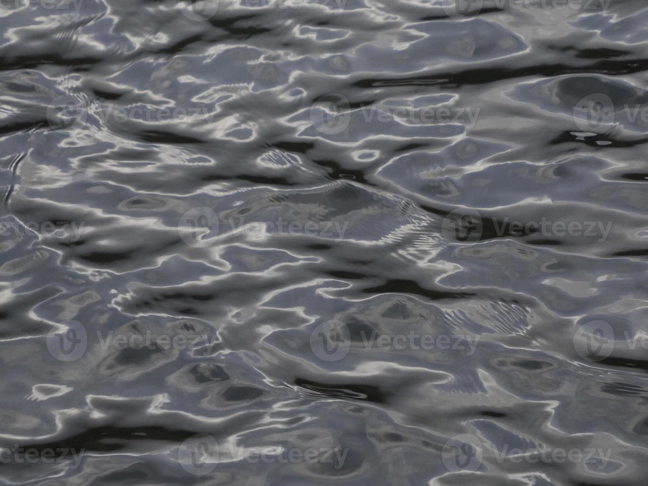 textura de agua con luz solar reflectante que parece metal líquido foto