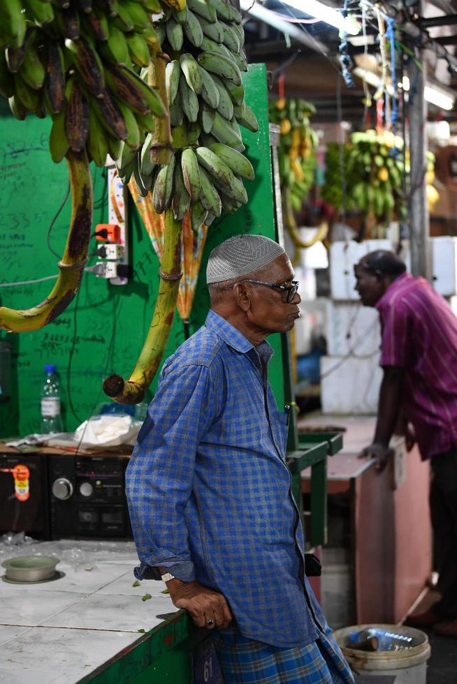 macho, maldivas - 4 de marzo de 2017 - gente comprando frutas y verduras foto