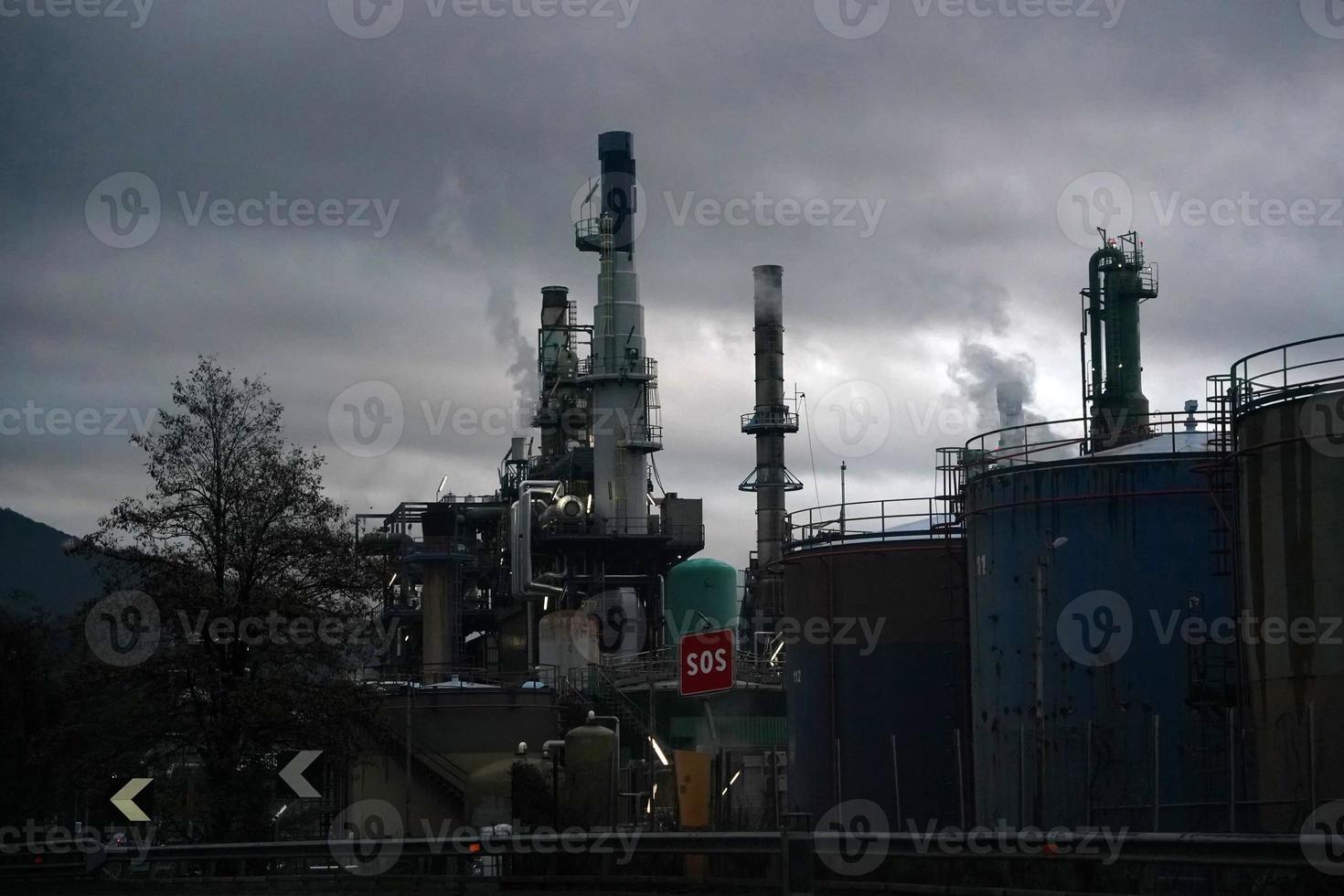 refinería de petróleo de busalla italia cerca de la autopista a7 petroquímica foto