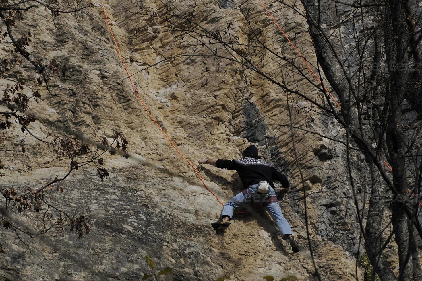 escalador sube a la piedra bismantova en el parque tosco emiliano appennino foto