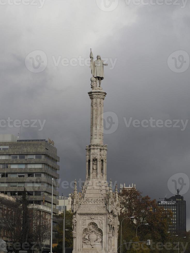 plaza colón con monumento a cristóbal colón, en madrid foto