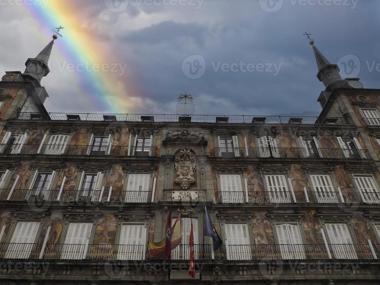 plaza mayor, la plaza central de madrid, españa con arcoiris foto