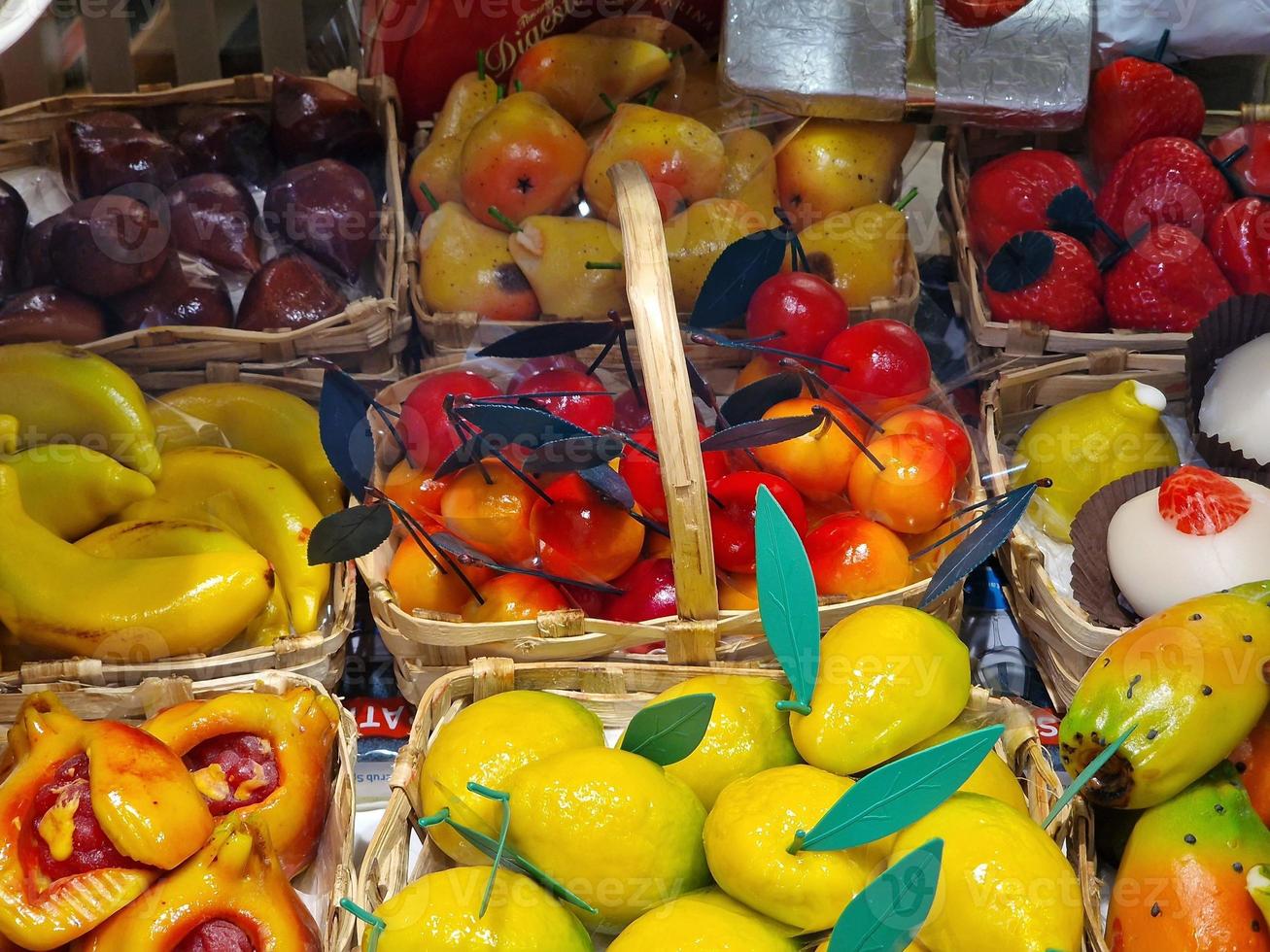 dulce de fruta fresca glaseada en exhibición en pastelería foto