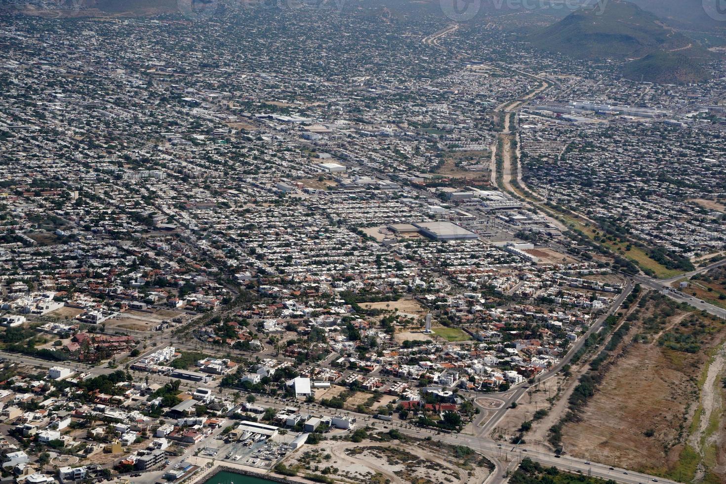 la paz baja california sur mexico panorama aéreo desde avión foto