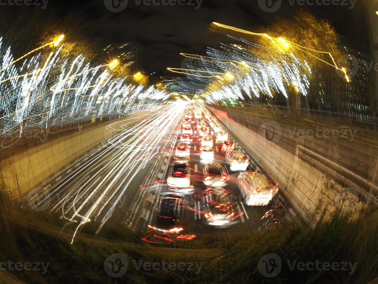 atasco de tráfico en madrid castilla lugar de noche con pistas de luces de coche foto