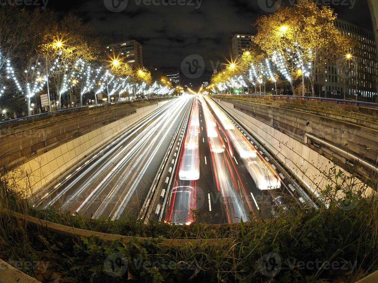 atasco de tráfico en madrid castilla lugar de noche con pistas de luces de coche foto