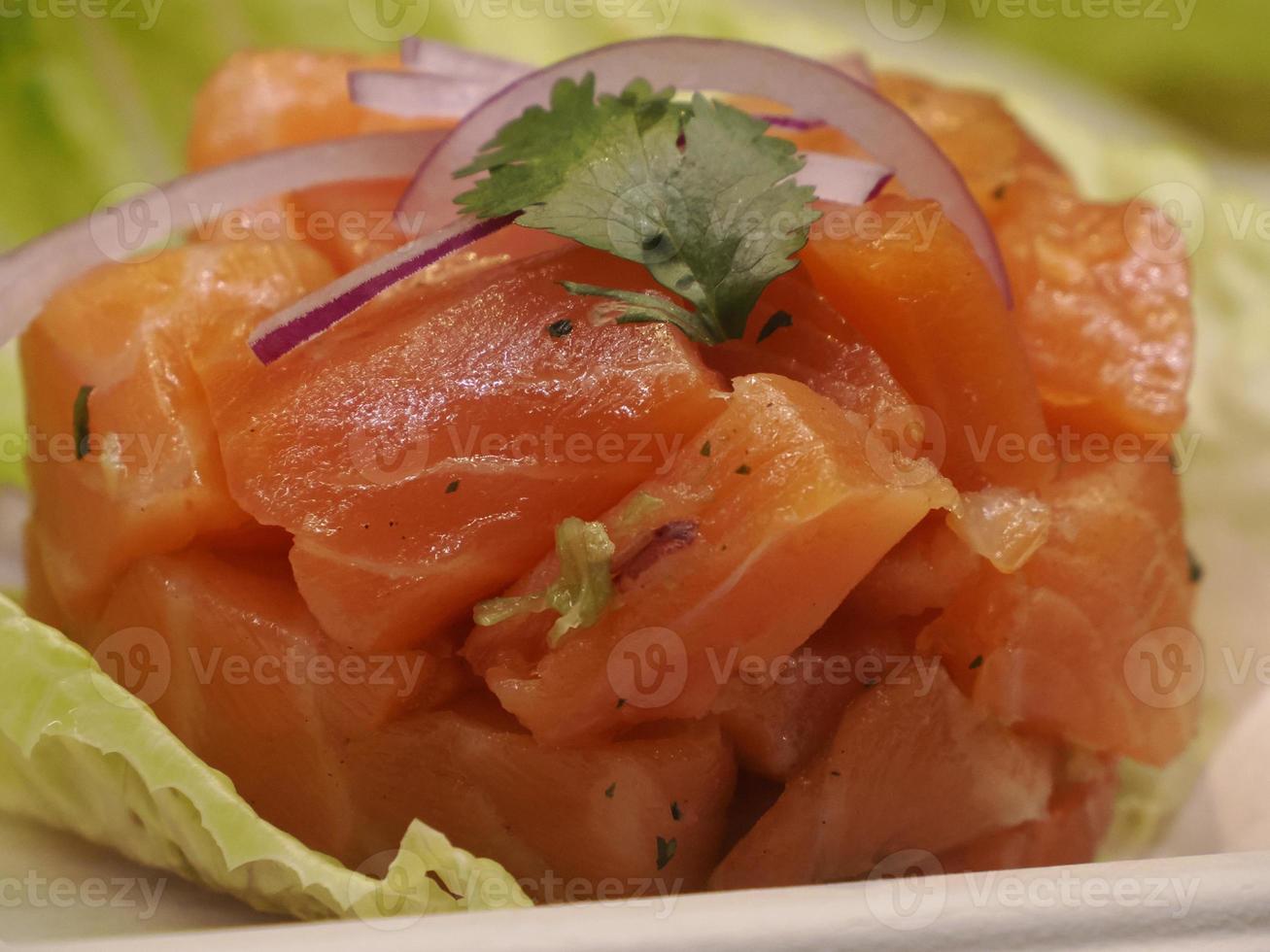 tapas de salmón en el mercado de madrid foto