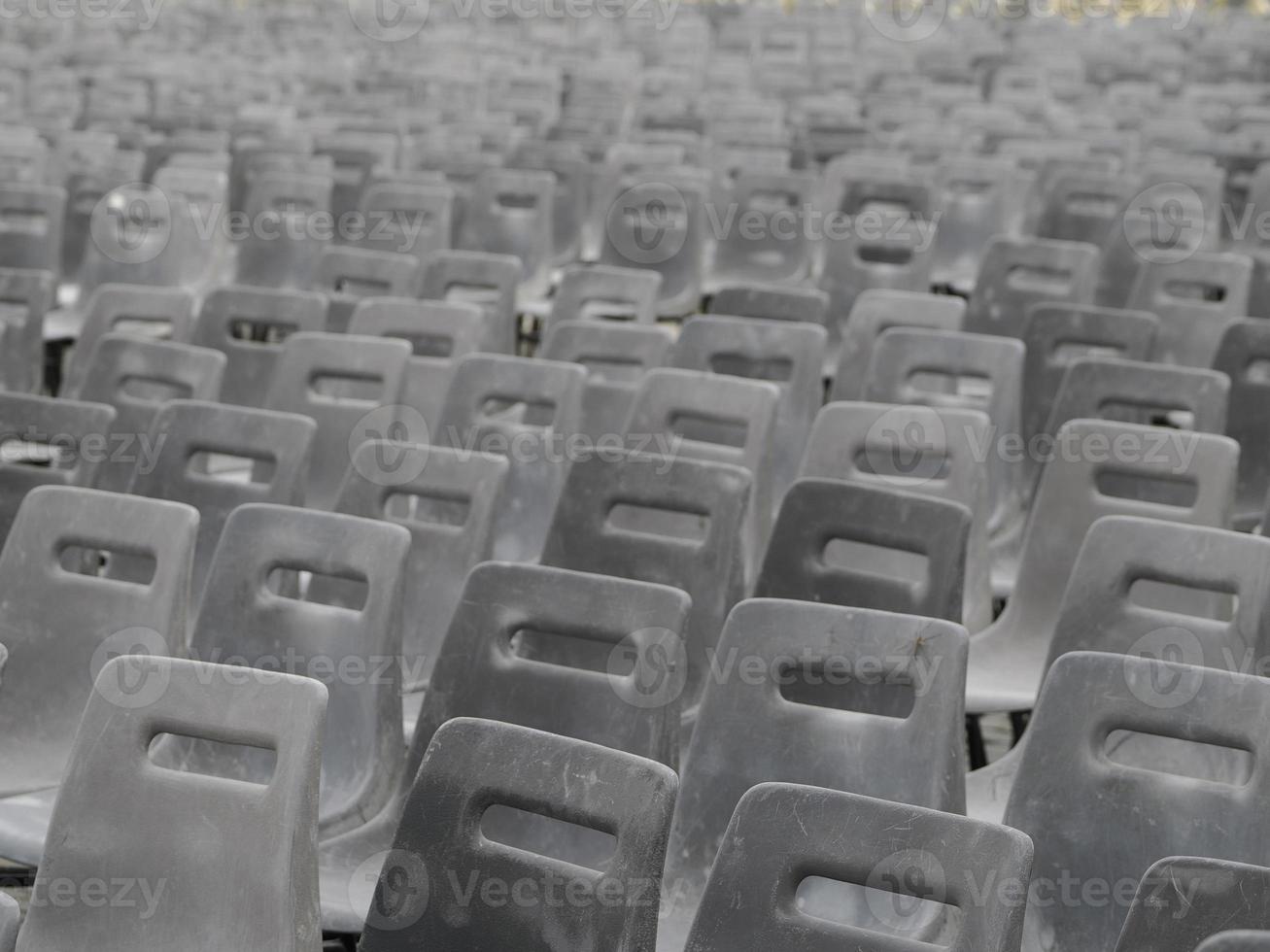 muchas sillas antes de la misa del papa francics en la plaza de san pedro ciudad del vaticano roma vista exterior foto