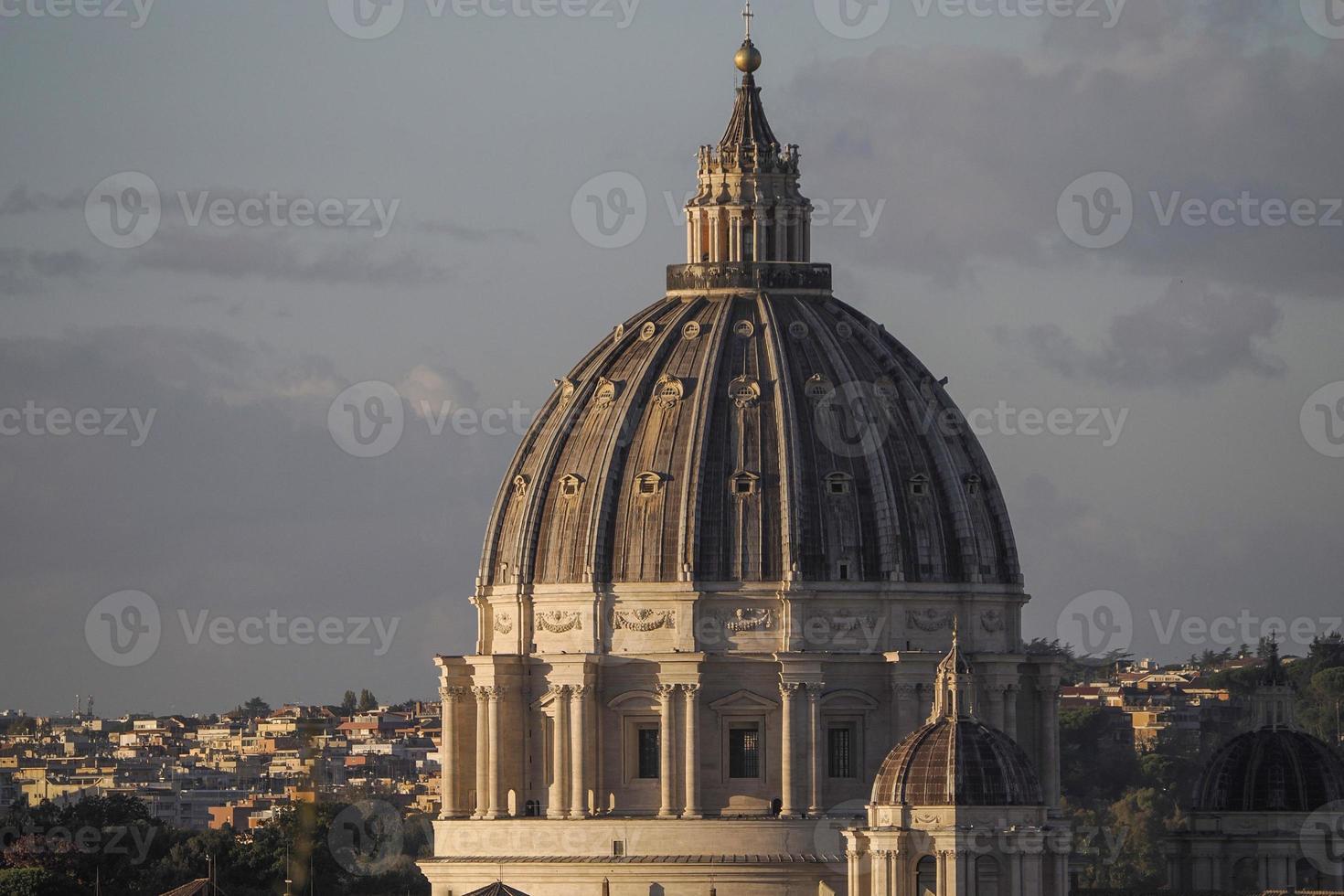 cúpula de la iglesia de san pedro en el vaticano, vista del amanecer desde la colina de gianicolo foto