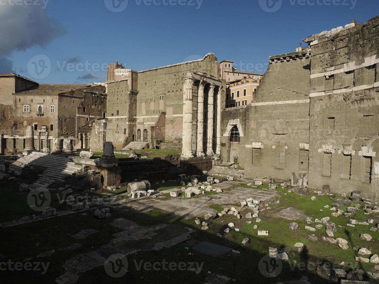 foros imperiales fori imperiali roma edificios en pasarela foto