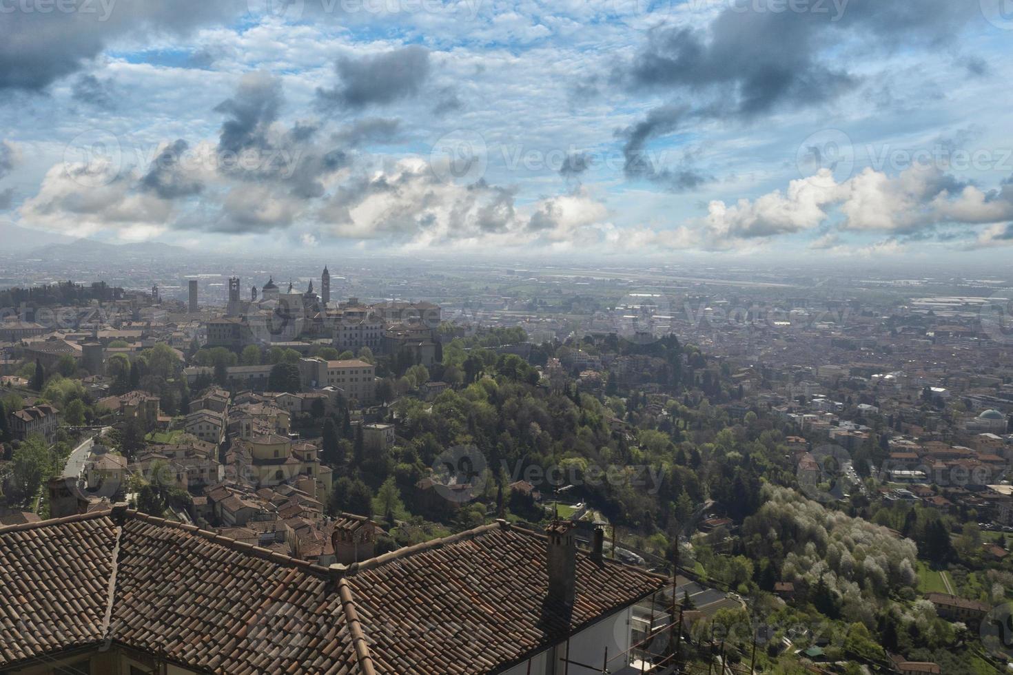 Panorama aéreo de la ciudad medieval de Bérgamo foto