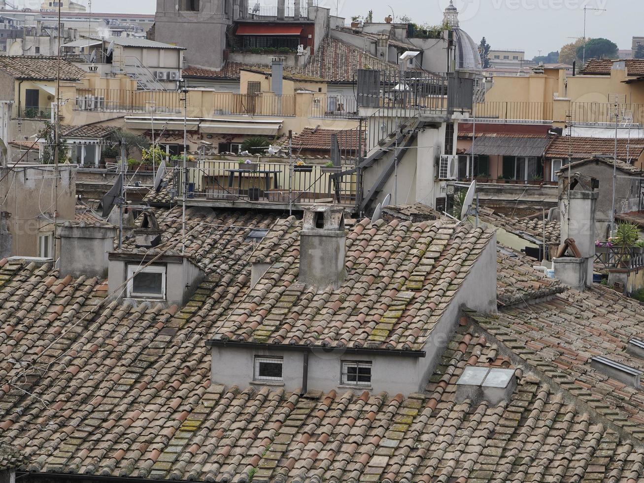 techo de la casa de roma y cúpula de la iglesia panorama de la vista de la azotea del paisaje urbano foto