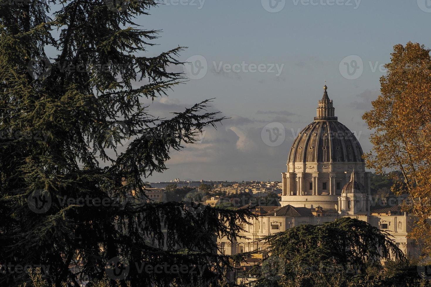 cúpula de la iglesia de san pedro en el vaticano, vista del amanecer desde la colina de gianicolo 17311175 Foto de stock en Vecteezy cúpula de la iglesia de san pedro en el vaticano, vista del amanecer desde la colina de gianicolo 17311175 Foto de stock en Vecteezy