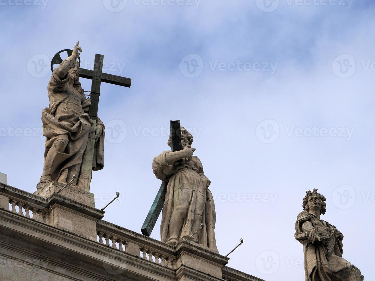 basílica de san pedro roma vista de la estatua detalle foto