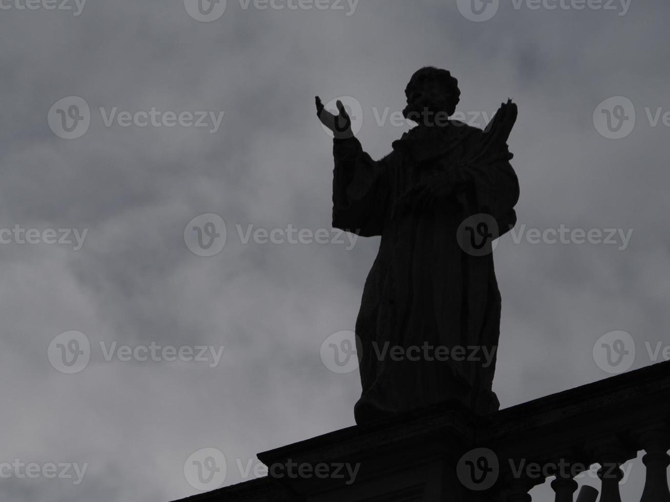 basílica de san pedro roma vista de la estatua detalle silueta foto