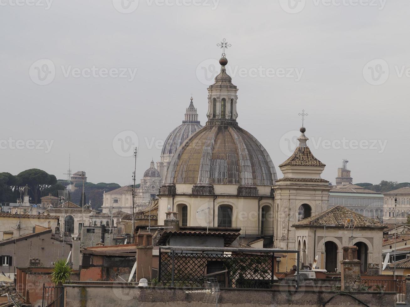 techo de la casa de roma y cúpula de la iglesia panorama de la vista de la azotea del paisaje urbano foto