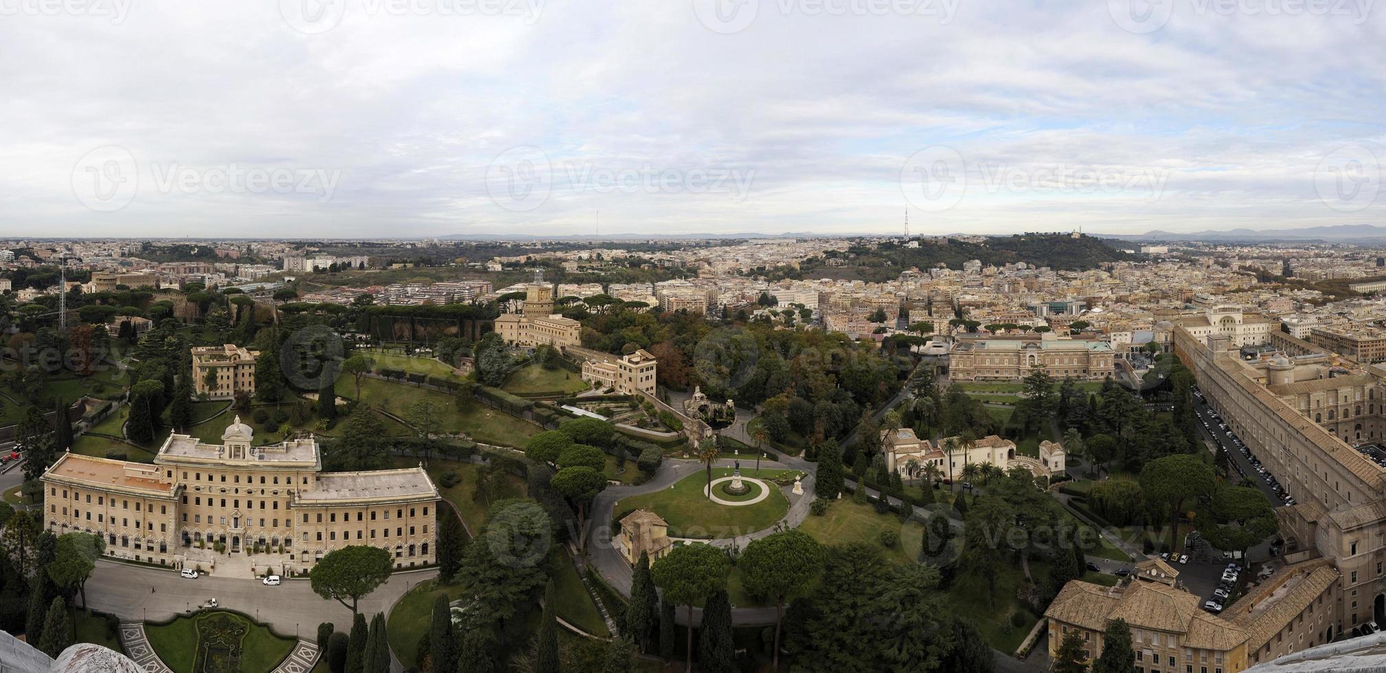 basílica de san pedro roma vista desde la azotea jardines del vaticano foto