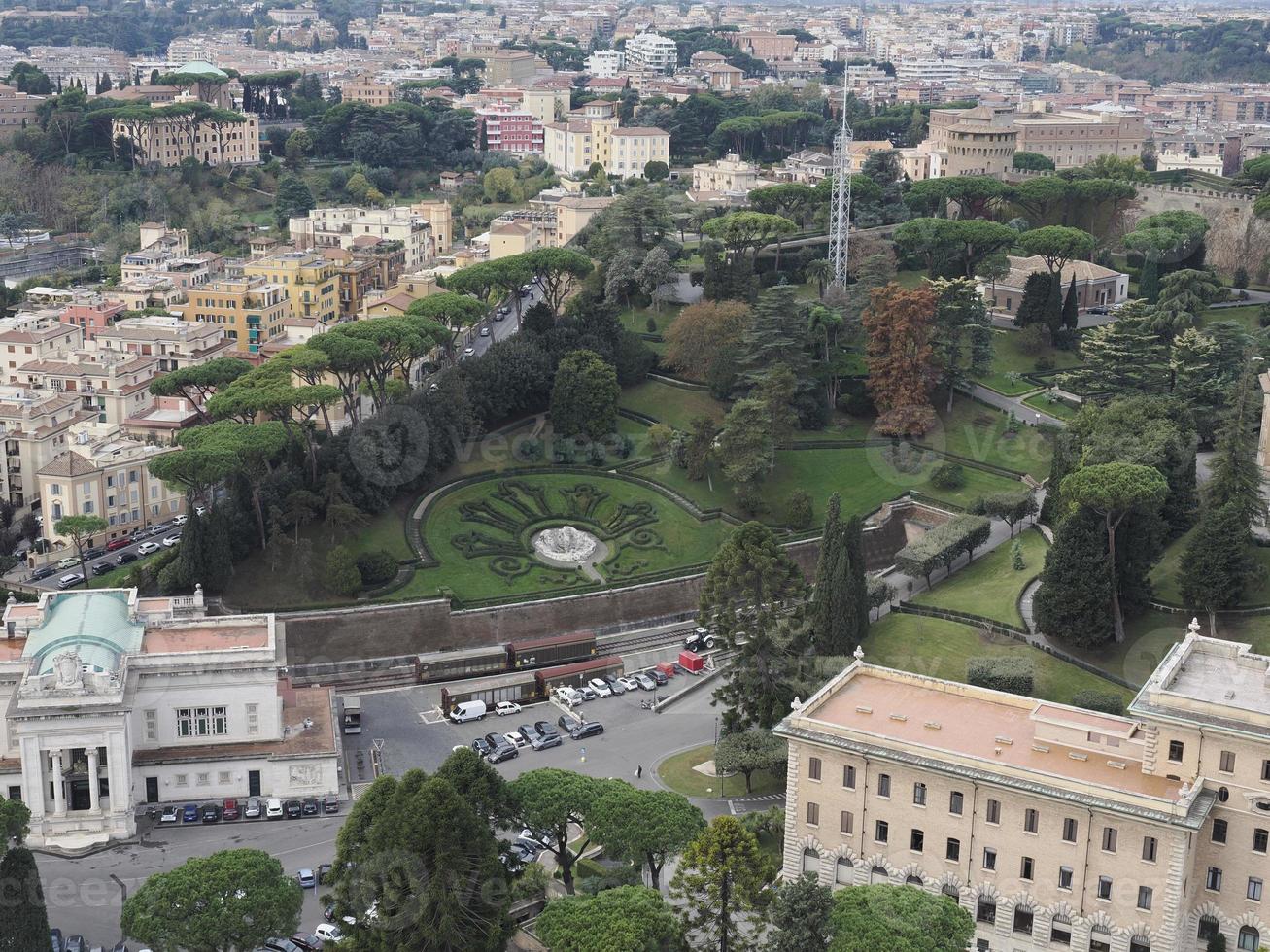 basílica de san pedro roma vista desde la azotea jardines del vaticano foto