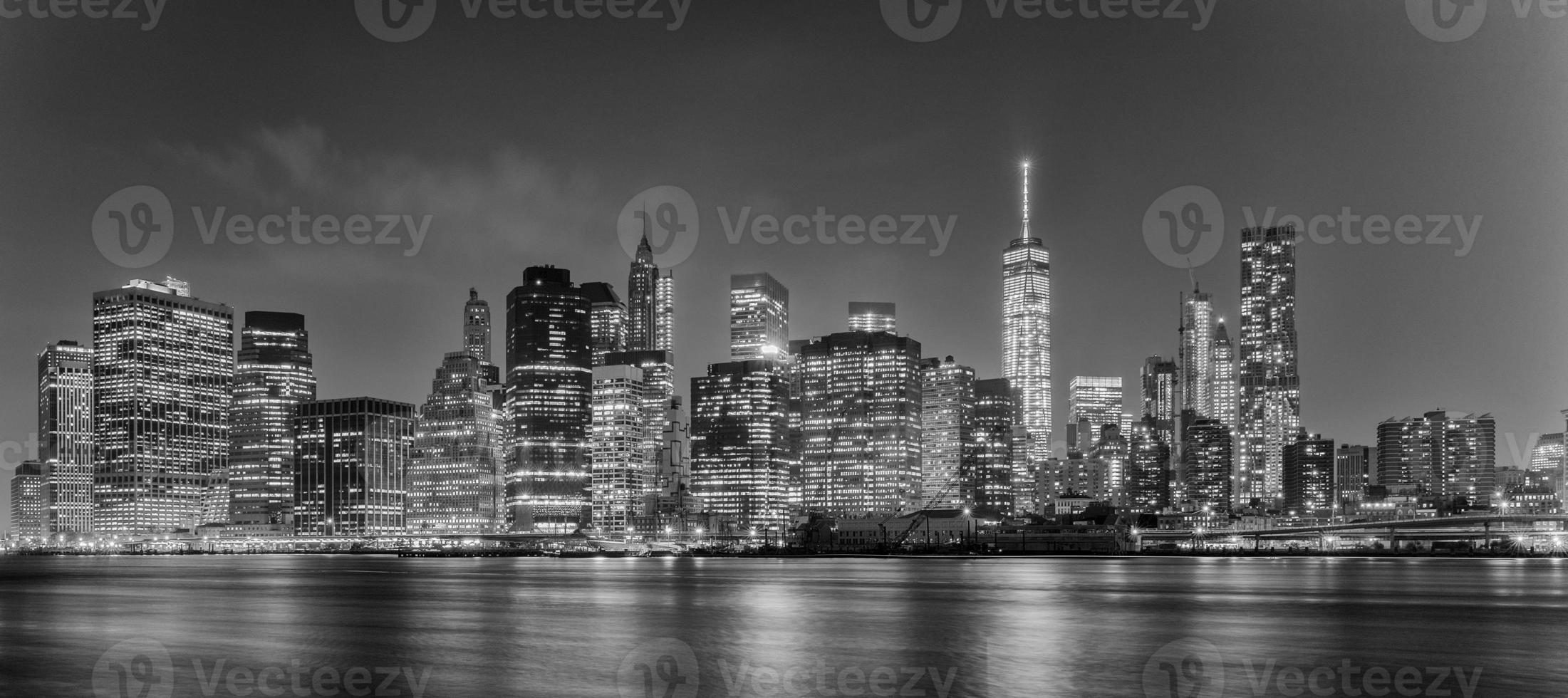 vista nocturna del puente de manhattan de nueva york foto