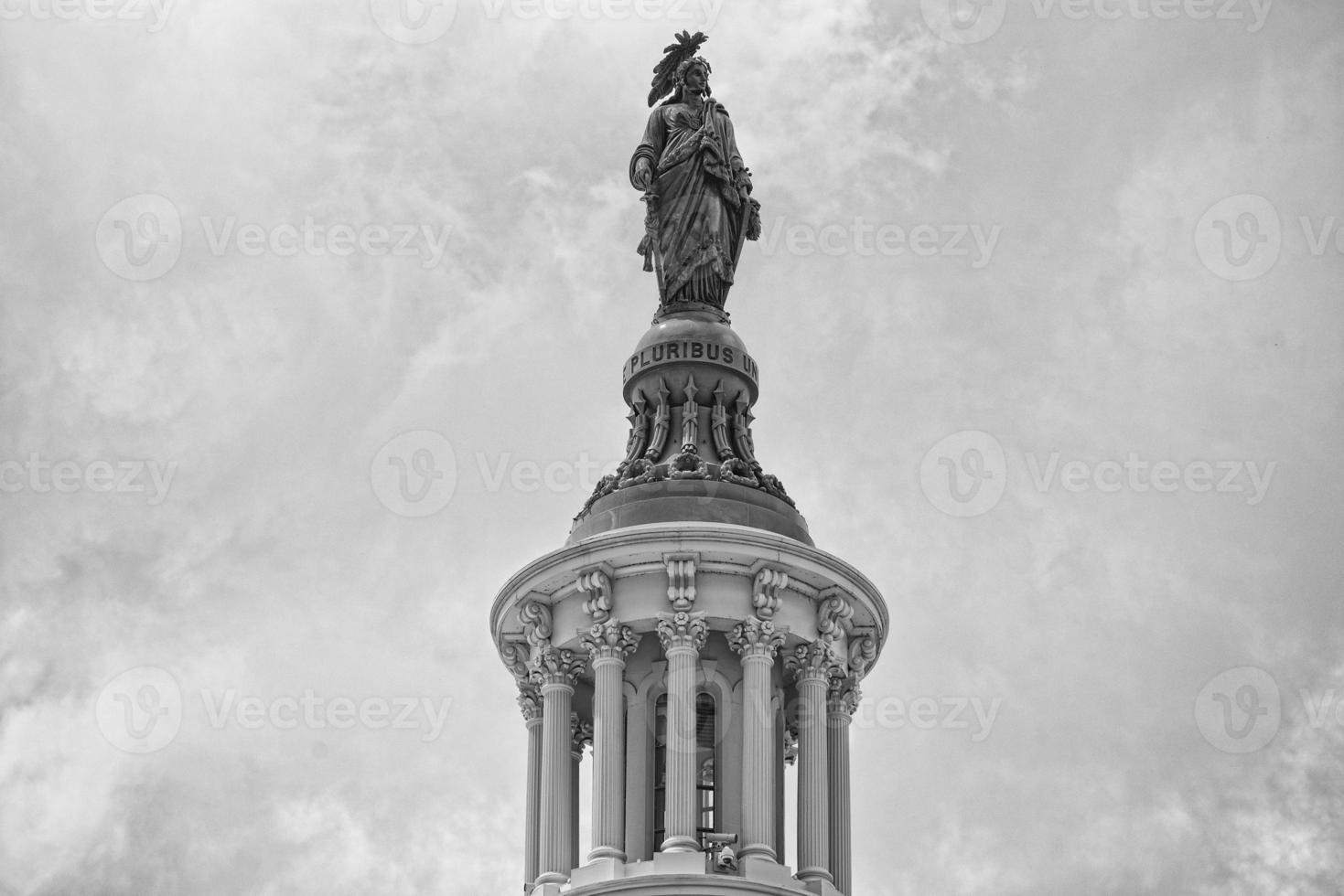 detalle de la estatua de la libertad del capitolio de washington dc en el cielo nublado foto