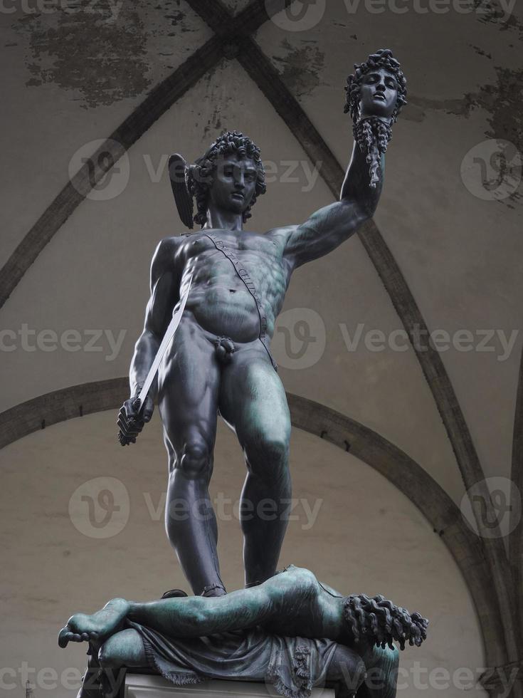 detalle de la estatua de bronce de perseus cellini foto