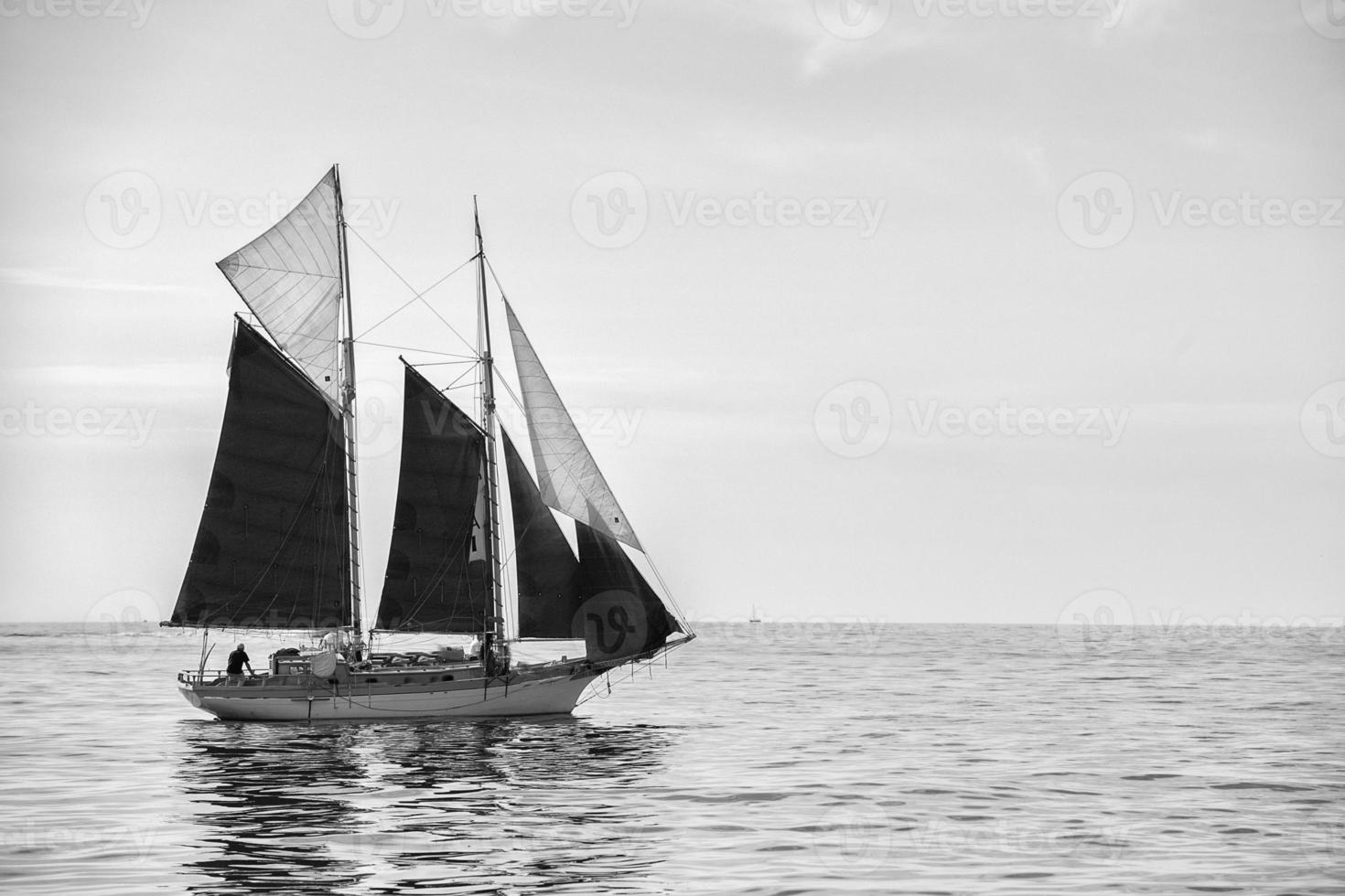 barco navegando en blanco y negro foto