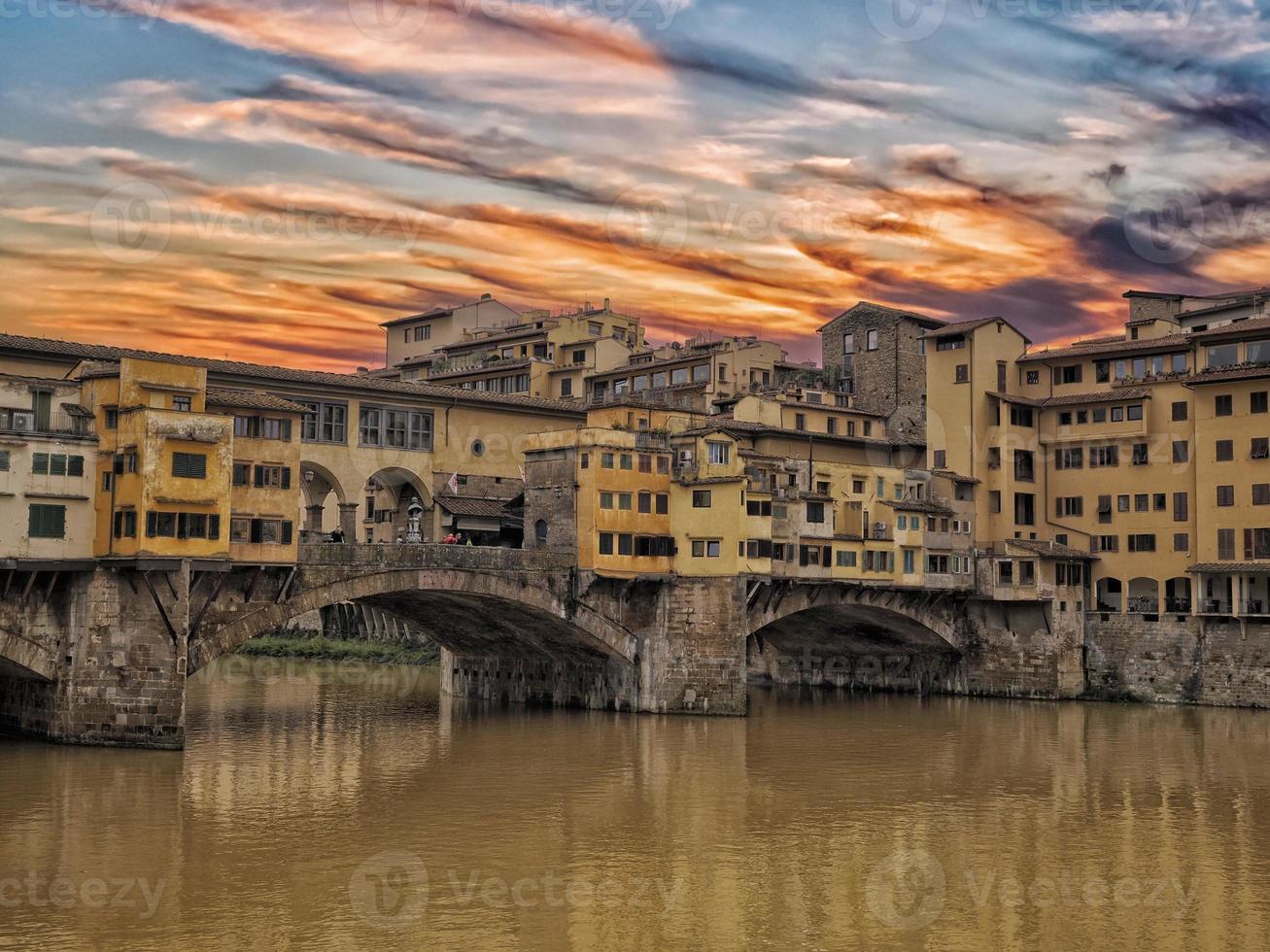 puente ponte vecchio río arno florencia al atardecer ver foto