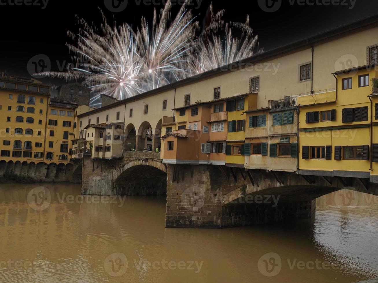 puente ponte vecchio florencia fuegos artificiales por la noche foto